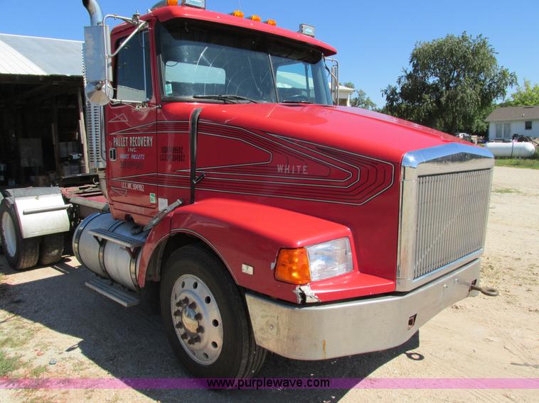 image for item I4128 1994 Volvo WCA Aero semi truck