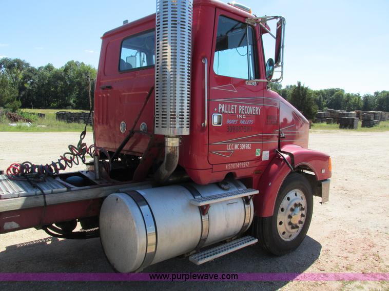 image for item I4128 1994 Volvo WCA Aero semi truck