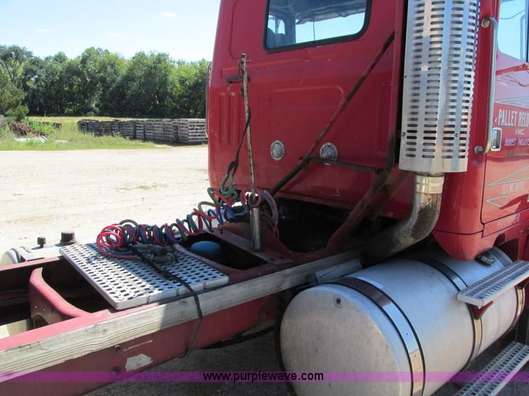 image for item I4128 1994 Volvo WCA Aero semi truck