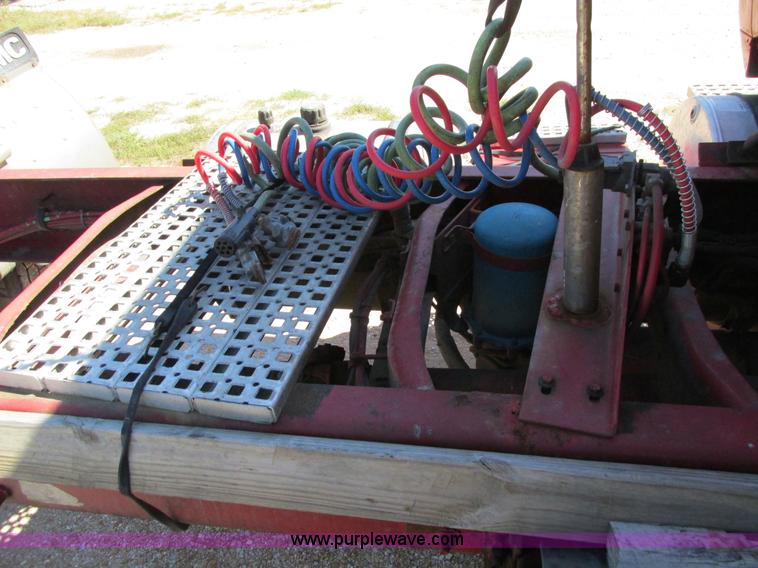 image for item I4128 1994 Volvo WCA Aero semi truck