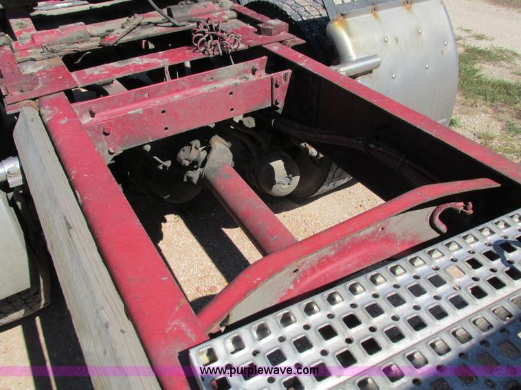 image for item I4128 1994 Volvo WCA Aero semi truck