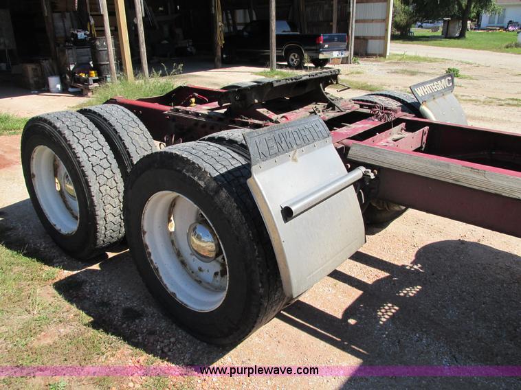 image for item I4128 1994 Volvo WCA Aero semi truck