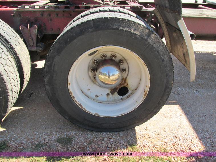 image for item I4128 1994 Volvo WCA Aero semi truck