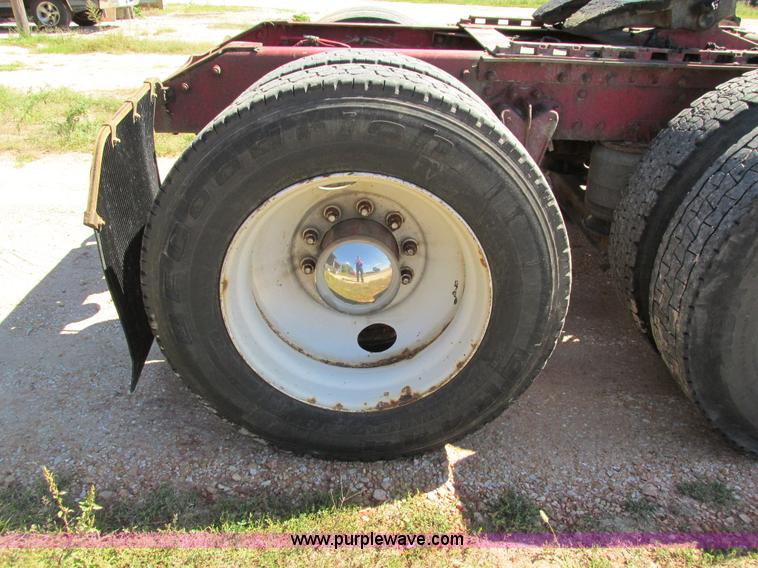 image for item I4128 1994 Volvo WCA Aero semi truck