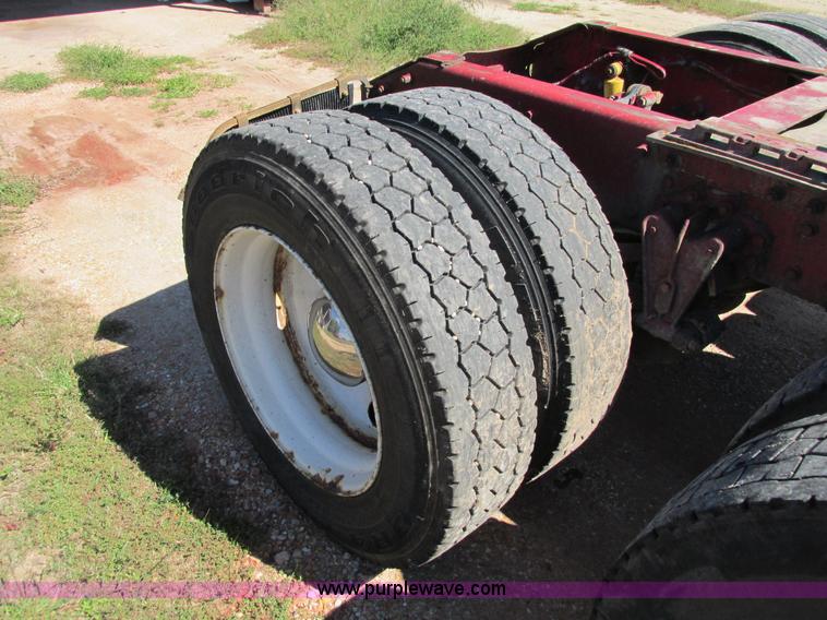 image for item I4128 1994 Volvo WCA Aero semi truck