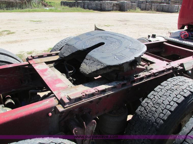 image for item I4128 1994 Volvo WCA Aero semi truck