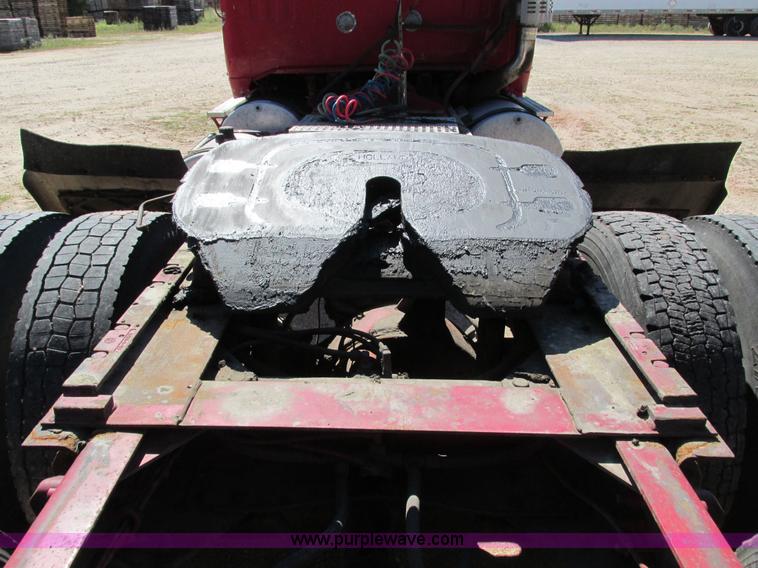 image for item I4128 1994 Volvo WCA Aero semi truck