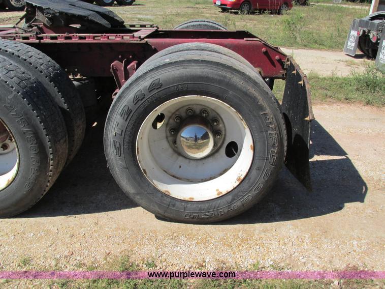 image for item I4128 1994 Volvo WCA Aero semi truck