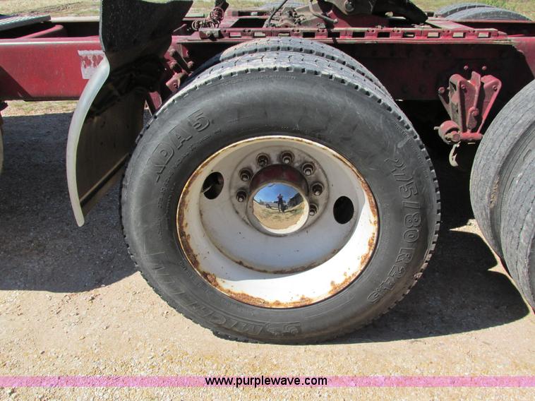 image for item I4128 1994 Volvo WCA Aero semi truck