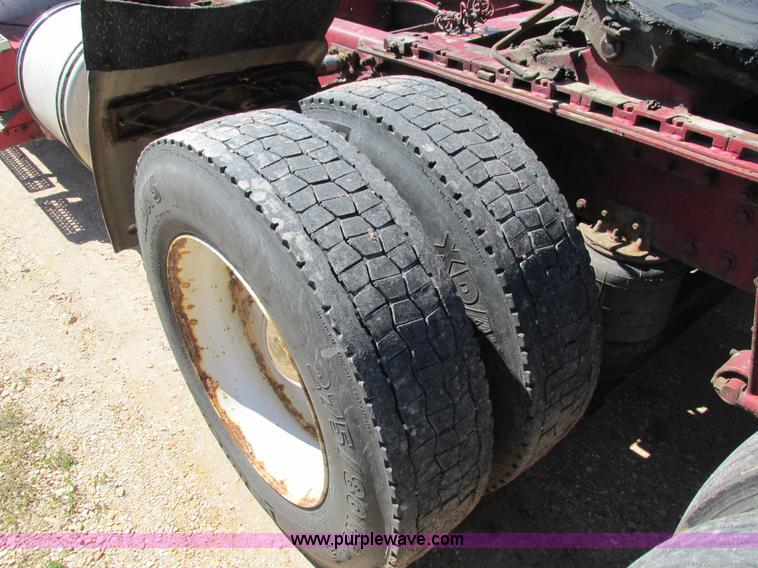 image for item I4128 1994 Volvo WCA Aero semi truck