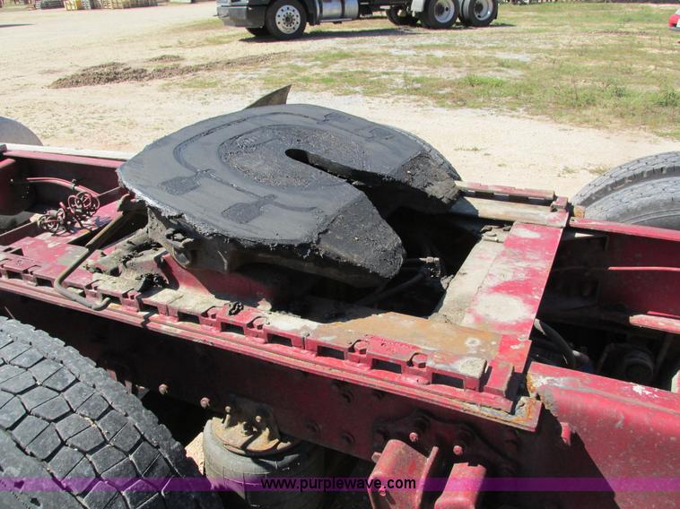 image for item I4128 1994 Volvo WCA Aero semi truck