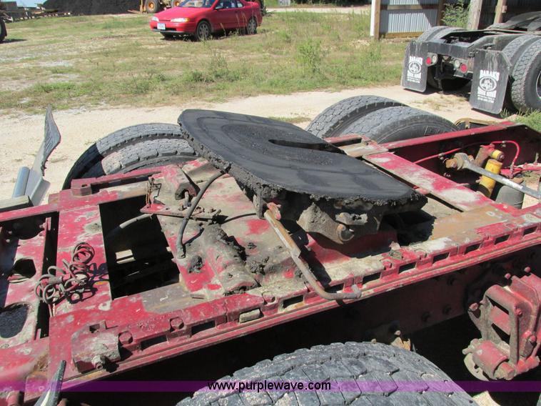 image for item I4128 1994 Volvo WCA Aero semi truck