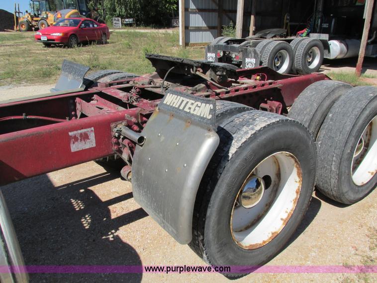 image for item I4128 1994 Volvo WCA Aero semi truck