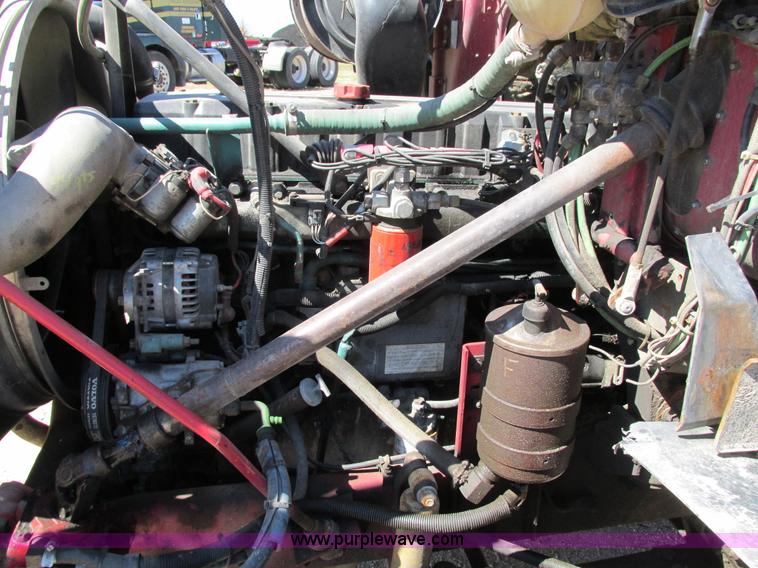 image for item I4128 1994 Volvo WCA Aero semi truck