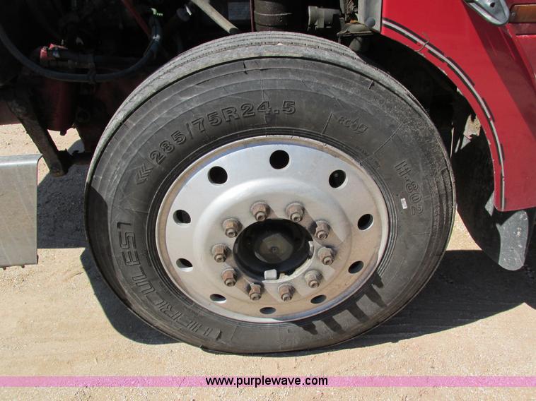 image for item I4128 1994 Volvo WCA Aero semi truck