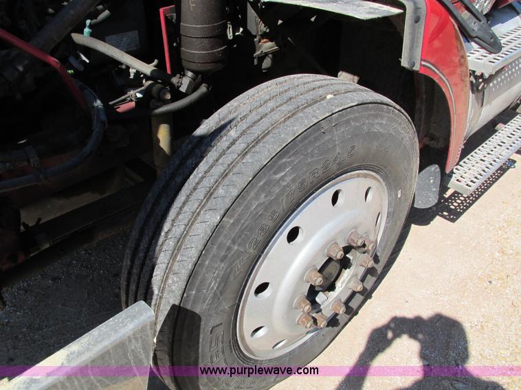 image for item I4128 1994 Volvo WCA Aero semi truck