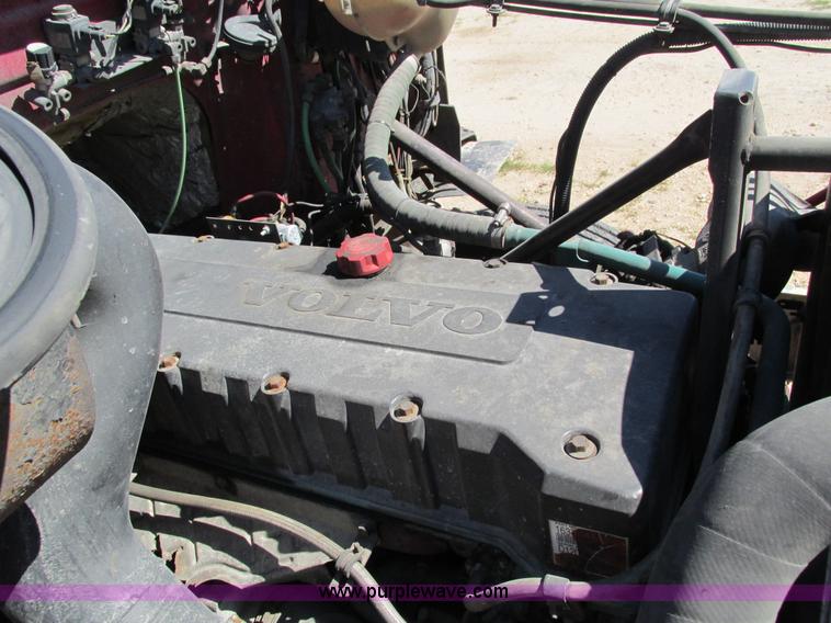 image for item I4128 1994 Volvo WCA Aero semi truck