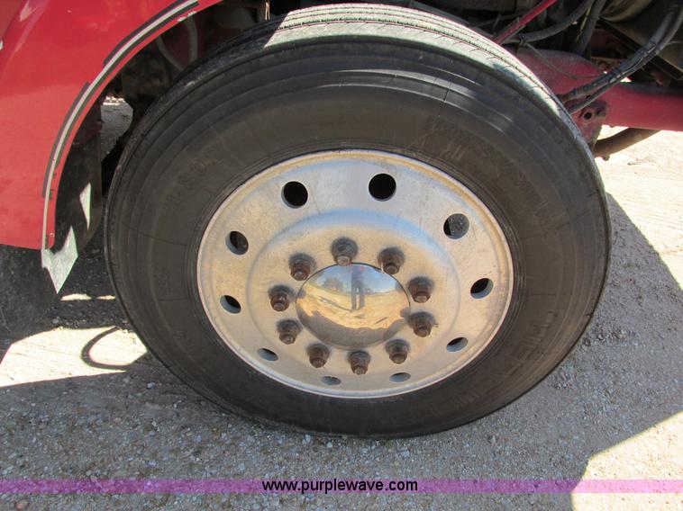 image for item I4128 1994 Volvo WCA Aero semi truck