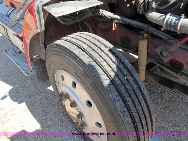 image for item I4128 1994 Volvo WCA Aero semi truck