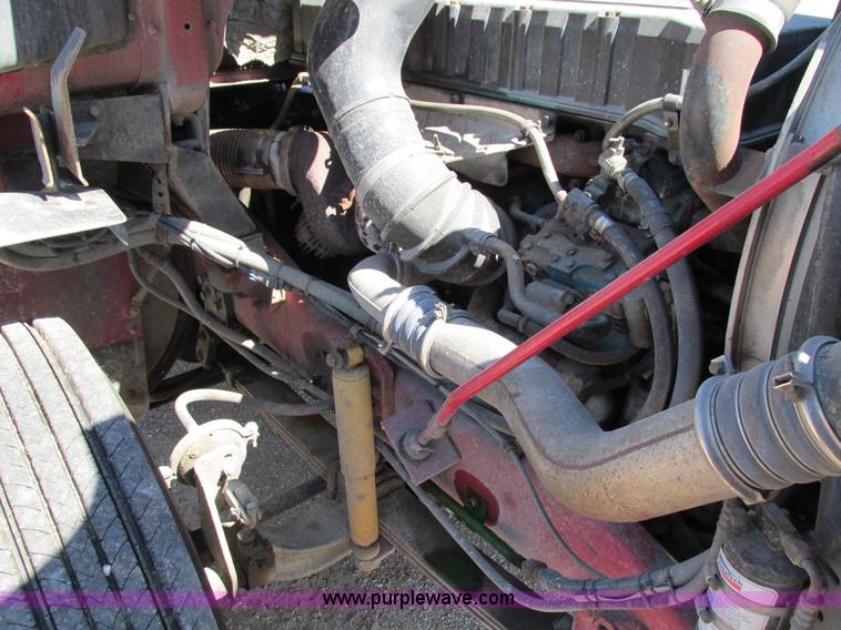 image for item I4128 1994 Volvo WCA Aero semi truck