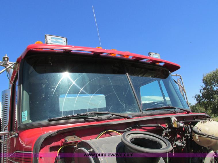 image for item I4128 1994 Volvo WCA Aero semi truck