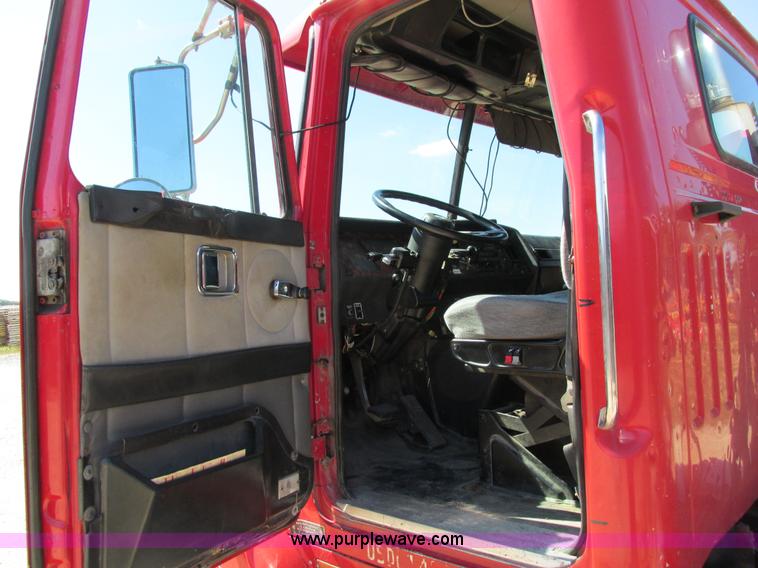 image for item I4128 1994 Volvo WCA Aero semi truck