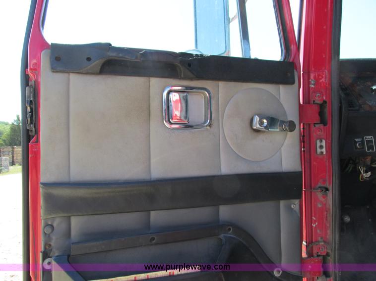 image for item I4128 1994 Volvo WCA Aero semi truck