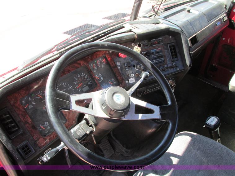 image for item I4128 1994 Volvo WCA Aero semi truck