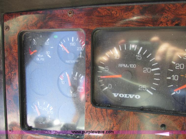 image for item I4128 1994 Volvo WCA Aero semi truck