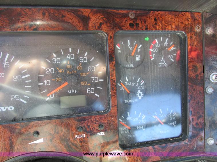 image for item I4128 1994 Volvo WCA Aero semi truck