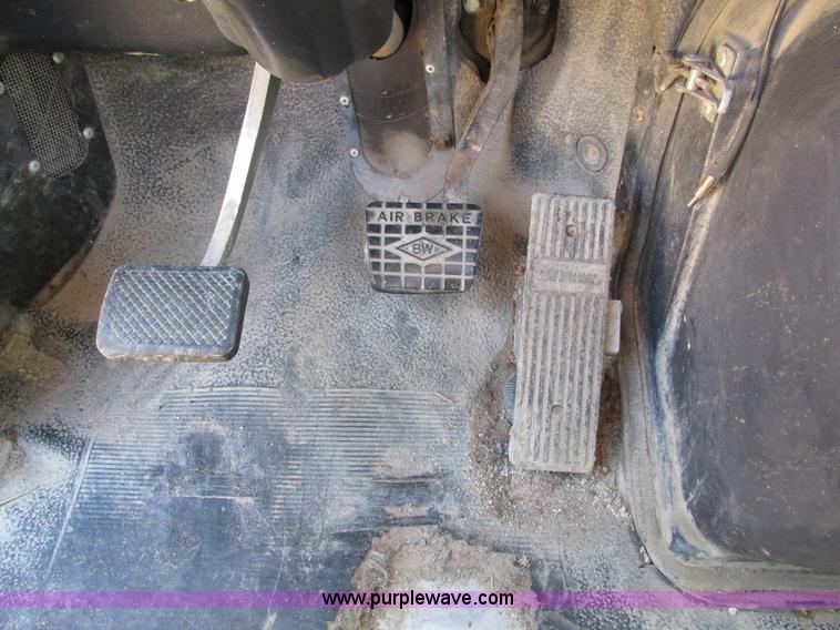 image for item I4128 1994 Volvo WCA Aero semi truck