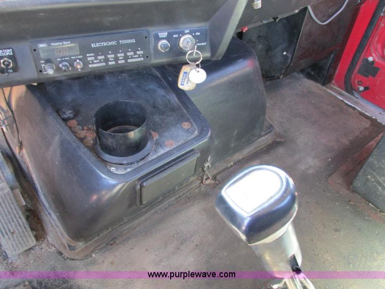 image for item I4128 1994 Volvo WCA Aero semi truck