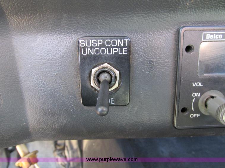 image for item I4128 1994 Volvo WCA Aero semi truck