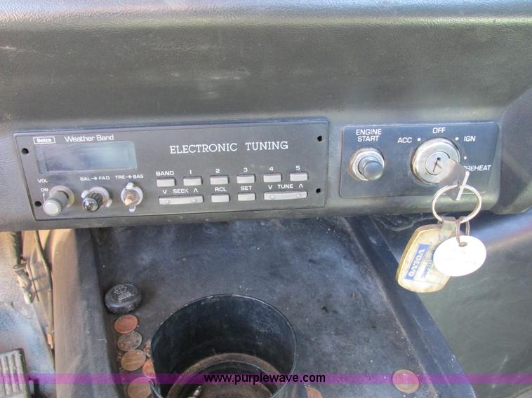 image for item I4128 1994 Volvo WCA Aero semi truck