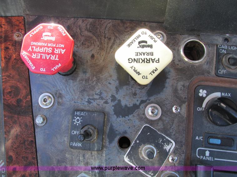 image for item I4128 1994 Volvo WCA Aero semi truck