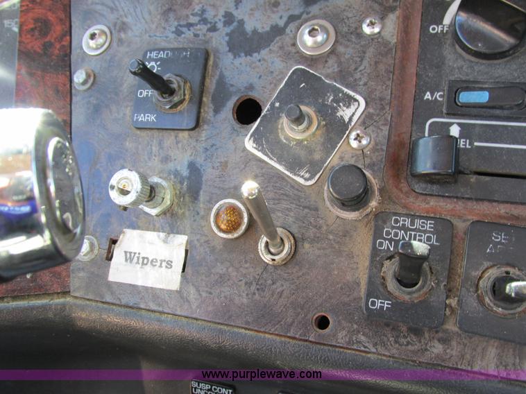 image for item I4128 1994 Volvo WCA Aero semi truck