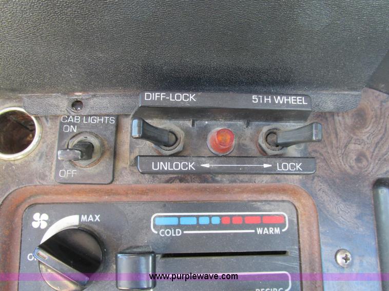 image for item I4128 1994 Volvo WCA Aero semi truck