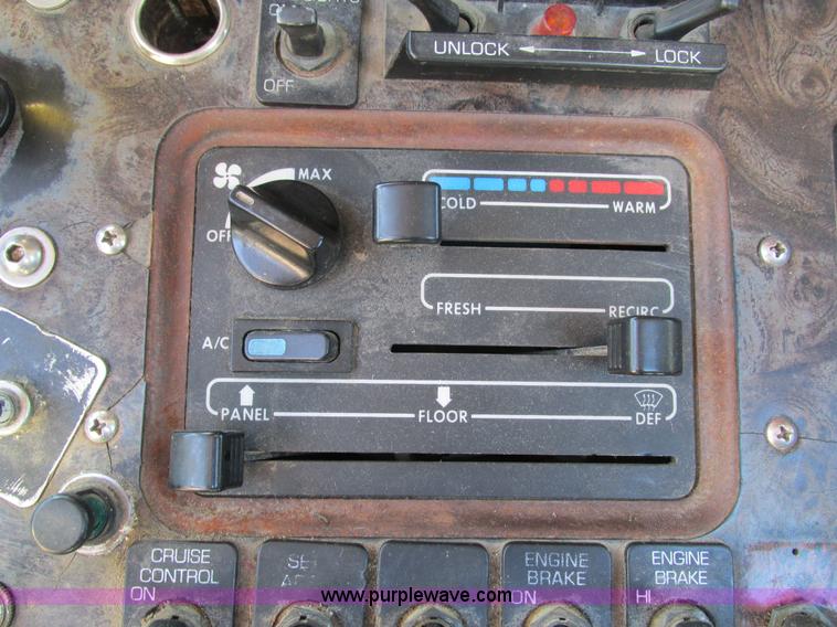 image for item I4128 1994 Volvo WCA Aero semi truck