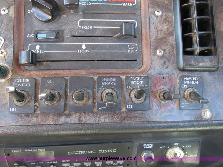 image for item I4128 1994 Volvo WCA Aero semi truck