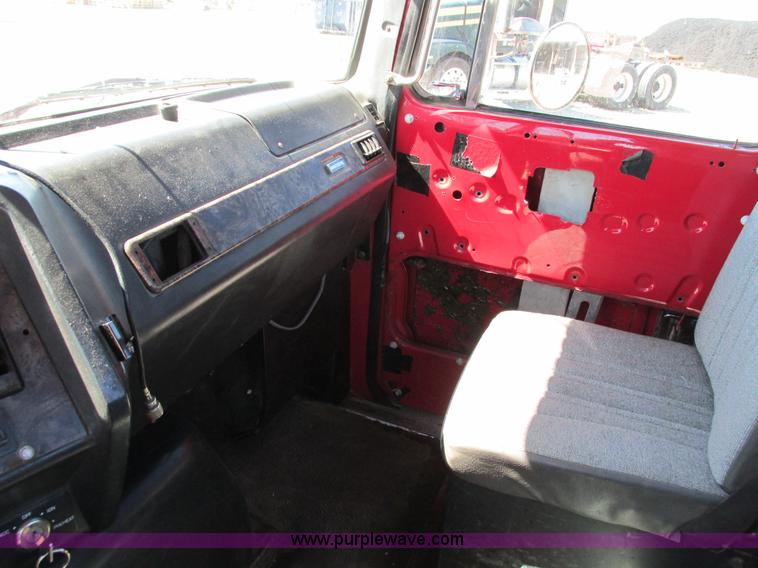 image for item I4128 1994 Volvo WCA Aero semi truck