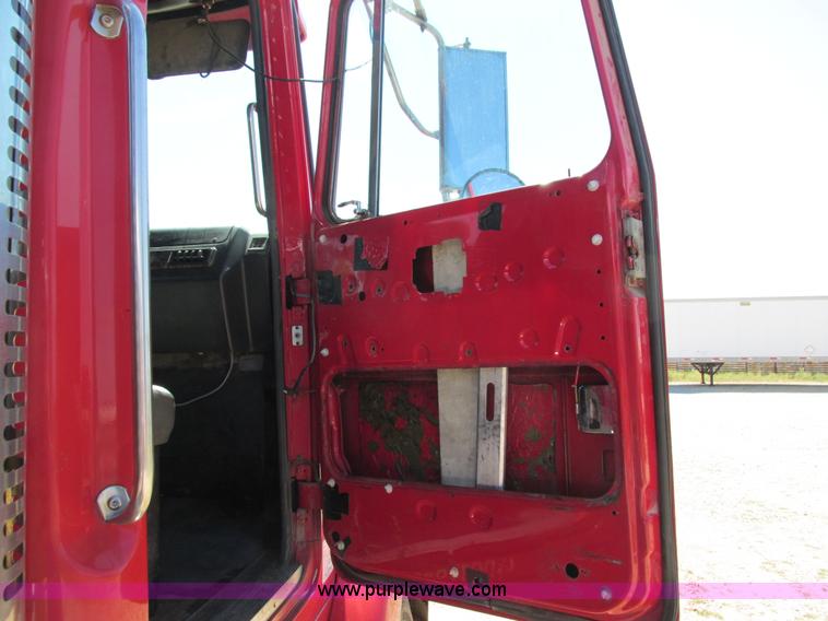 image for item I4128 1994 Volvo WCA Aero semi truck