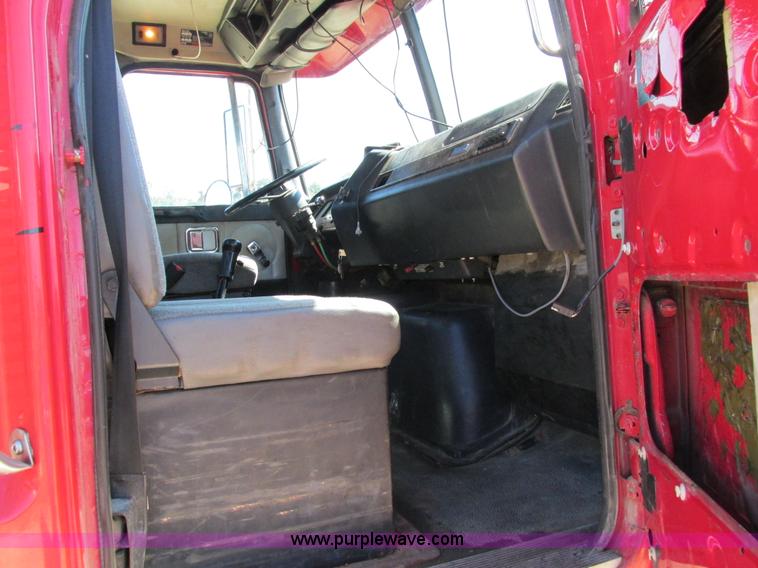 image for item I4128 1994 Volvo WCA Aero semi truck