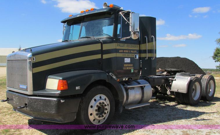 image for item I4129 1995 Volvo WCA semi truck