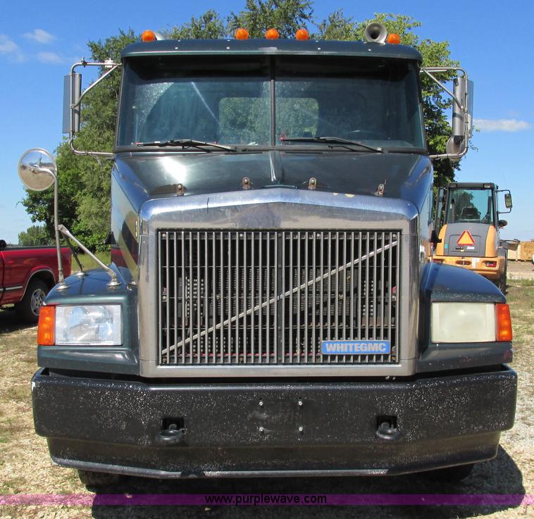 image for item I4129 1995 Volvo WCA semi truck