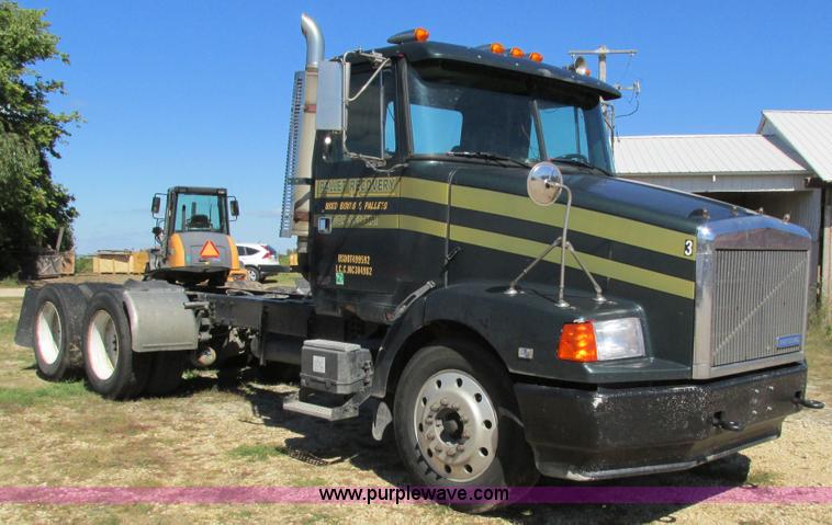 image for item I4129 1995 Volvo WCA semi truck
