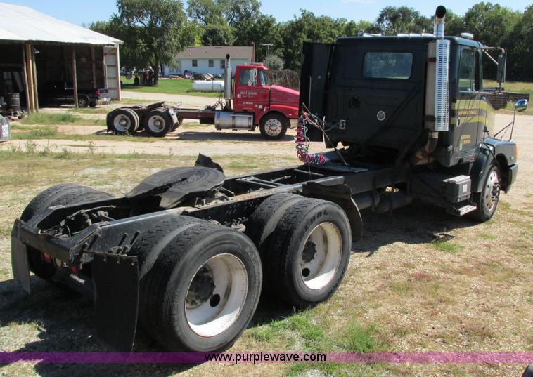 image for item I4129 1995 Volvo WCA semi truck