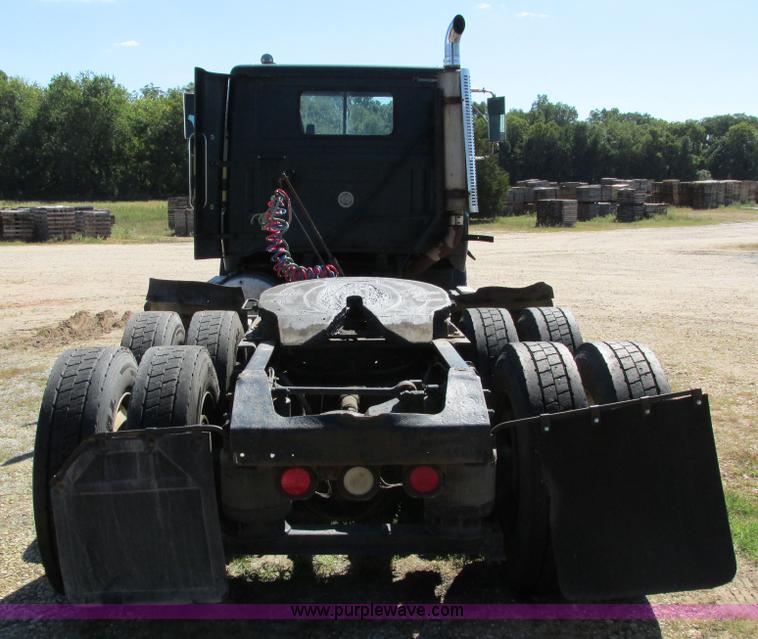 image for item I4129 1995 Volvo WCA semi truck