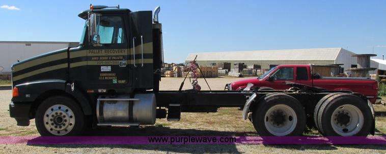 image for item I4129 1995 Volvo WCA semi truck