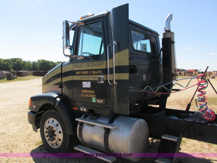 image for item I4129 1995 Volvo WCA semi truck