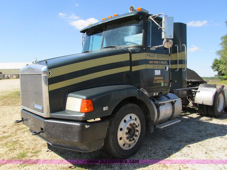 image for item I4129 1995 Volvo WCA semi truck